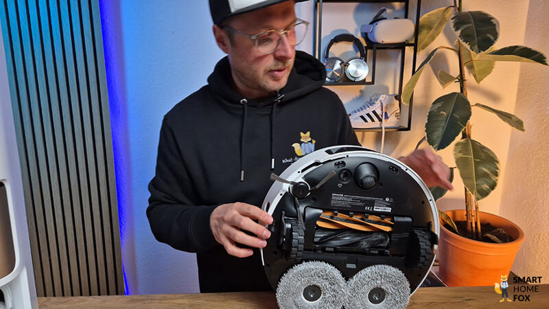 Die Bürstenkonstrukztion des Dreame L50 Pro Ultra ist von unten zu sehen.